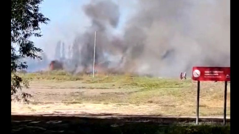Bomberos trabajaron en un incendio de pastizales en Isla 132