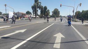 Por un bono, municipales cortaron la Ruta 22 durante tres horas