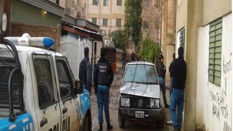 Rodeados por la Policía, se entregaron luego de robar una casa y balear al dueño