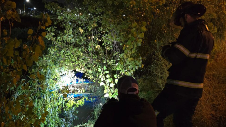 Una automovilista perdió el control, cayó a un canal de desagüe y quedó semi sumergida