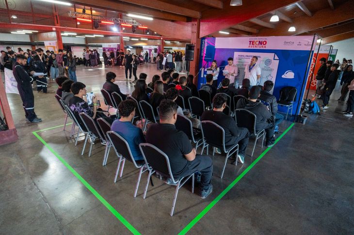 Estudiantes técnicos participaron de la TecnoAventura para acercarse al futuro de la industria en Vaca Muert Estudiantes técnicos participaron de la TecnoAventura para acercarse al futuro de la industria en Vaca Muert