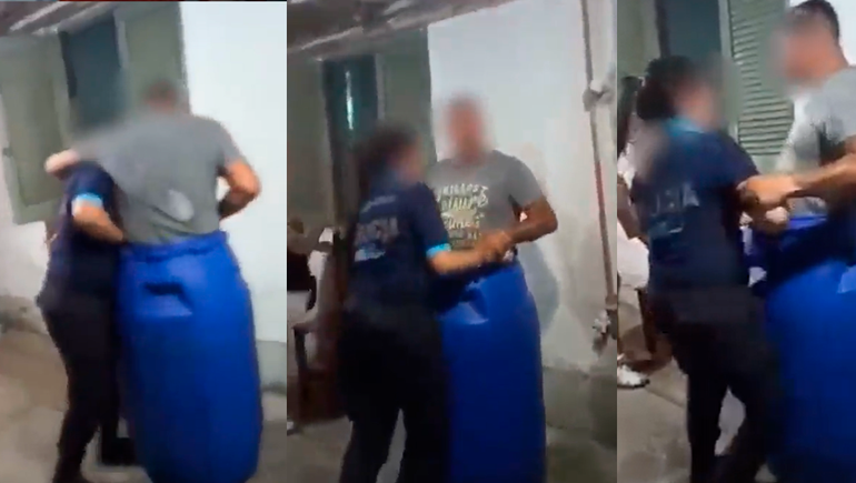 Fiesta en una comisaría: metieron a un policía dentro de un barril