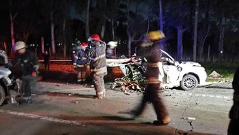 El choque se produjo cuando la camioneta Amarok embistió de atrás a un Peugeot 206 en el que viajaba la familia que perdió la vida. El choque se produjo cuando la camioneta Amarok embistió de atrás a un Peugeot 206 en el que viajaba la familia que perdió la vida.