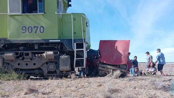 El tren Patagónico embistió al vehículo a solo dos kilómetros de Comallo. | LM Neuquen El tren Patagónico embistió al vehículo a solo dos kilómetros de Comallo.
