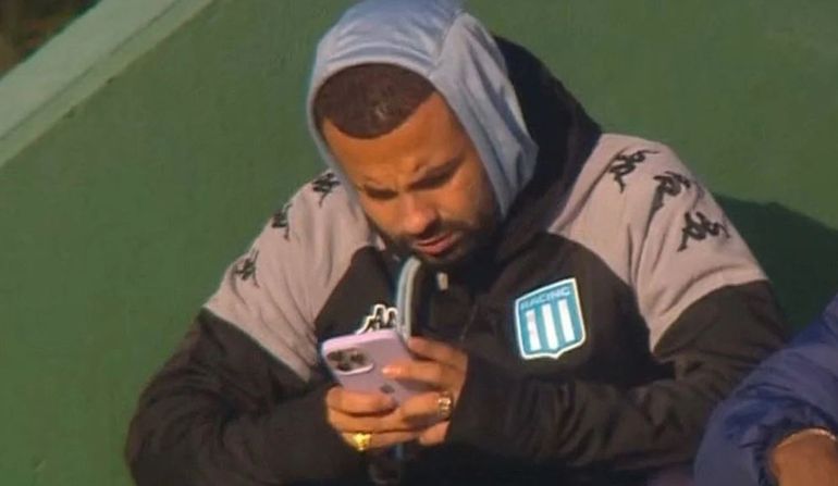 Cardona en la platea durante el partido entre Defensa y Justicia - Racing Club. Cardona en la platea durante el partido entre Defensa y Justicia - Racing Club.