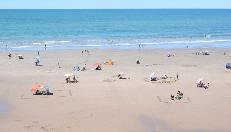 Veraneantes marcan su sector de playa para mantener la distancia sugerida para frenar el Covid.&nbsp;