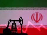 Foto de Archivo: Ilustración de la bandera iraní con un gráfico bursátil y un modelo en miniatura de una bomba de petróleo. 9 de octubre de 2023. REUTERS/Dado Ruvic