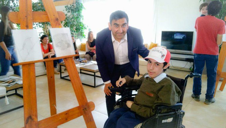 El dibujante que con su arte le gana a la discapacidad