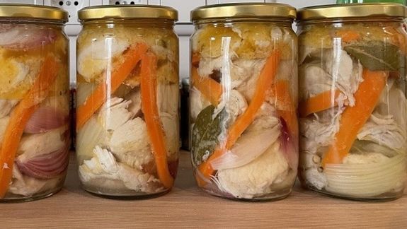 Esta enfermedad está asociada con alimentos procesados de forma inadecuada, especialmente conservas, enlatados y productos fermentados.