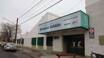 Un jubilado que duerme en la puerta del hospital Bouquet Roldán. Un jubilado que duerme en la puerta del hospital Bouquet Roldán.