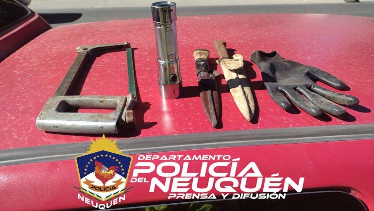 Además de carne, la Policía secuestró cuchillos, herramientas de corte, guantes y una linterna, entre otros elementos.