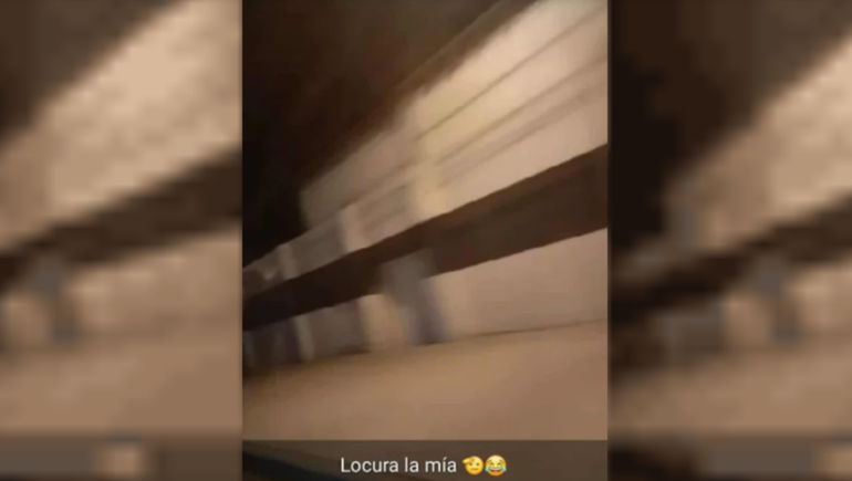 Captura de uno de los videos que filmó desde el interior del auto, con una frase contundente: "Locura la mía". Captura de uno de los videos que filmó desde el interior del auto, con una frase contundente: "Locura la mía".