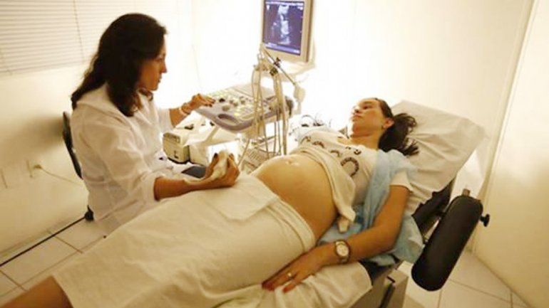 Una embarazada se somete a una revisión en una ciudad brasileña.