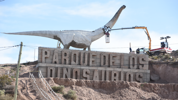 El primer dinosaurio ya pisó el parque de barrio Melipal