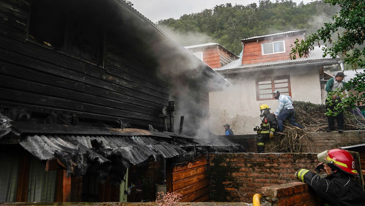 San Martín: vecinos y bomberos se unieron y apagaron un incendio