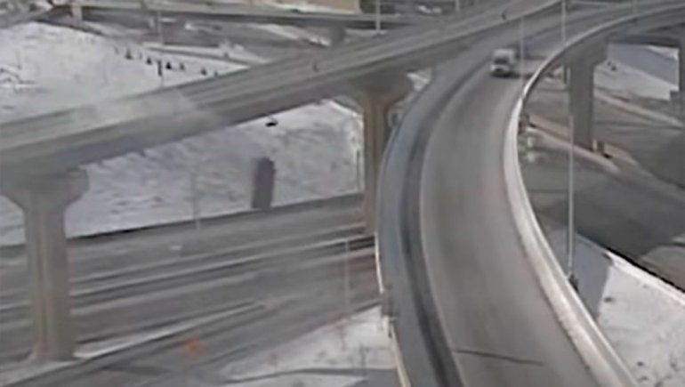 Perdió el control en la autopista y cayó 20 metros
