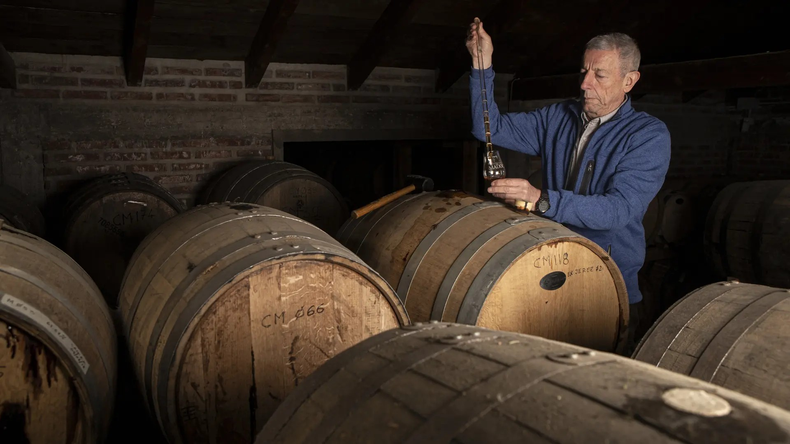Pablo Tognetti, titular de Maroc testeando la calidad del whisky premiado.Crédito: gobierno de Río Negro