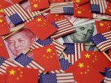 Foto de archivo. Ilustración de las banderas de China y Estados Unidos sobre billetes de dólar y yuan. 20 de mayo de 2019. REUTERS/Jason Lee.