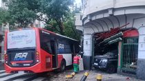 El violento choque entre el coletivo y un patrullero dejó como saldo daños materiales a la pizzería contra la que impactaron y 8 personas heridas. El violento choque entre el coletivo y un patrullero dejó como saldo daños materiales a la pizzería contra la que impactaron y 8 personas heridas.