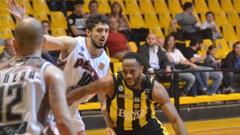 Lucas Díaz defiende. Fue el más efectivo en Petro con 9 puntos.