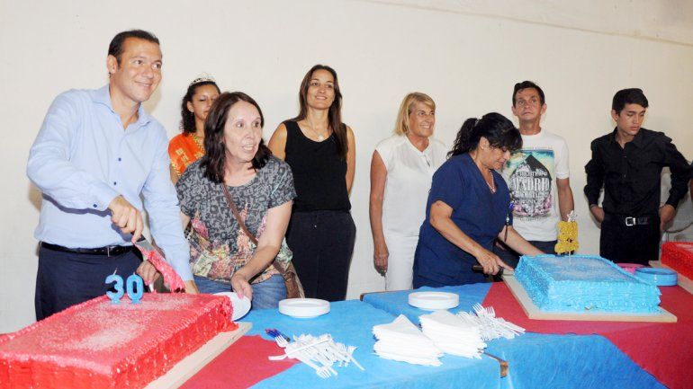 El gobernador cortó la torta de cumpleaños.