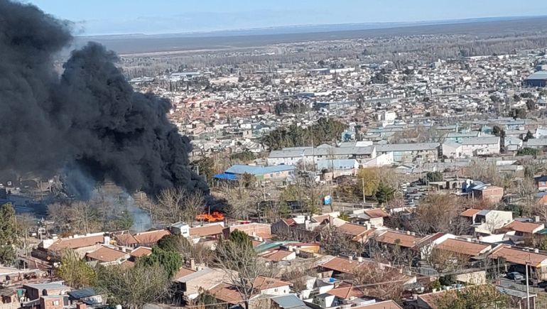 El denso humo en el predio del EPAS se podía ver a una distancia considerable. El denso humo en el predio del EPAS se podía ver a una distancia considerable.