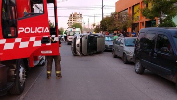 Nadie frenó en la esquina: volcó con el auto tras chocar