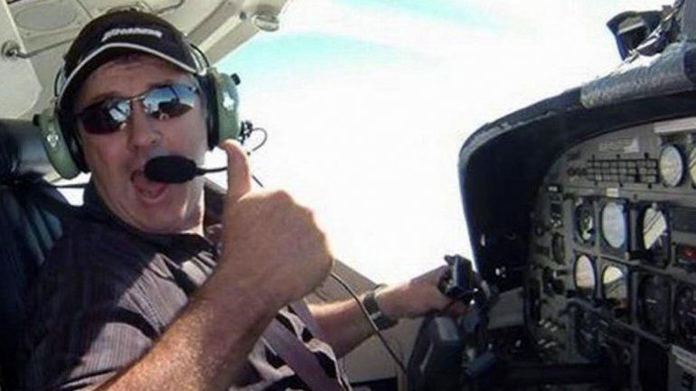 ¿Por qué el piloto del avión en el que viajaba Sala no estaba autorizado para volar de noche?