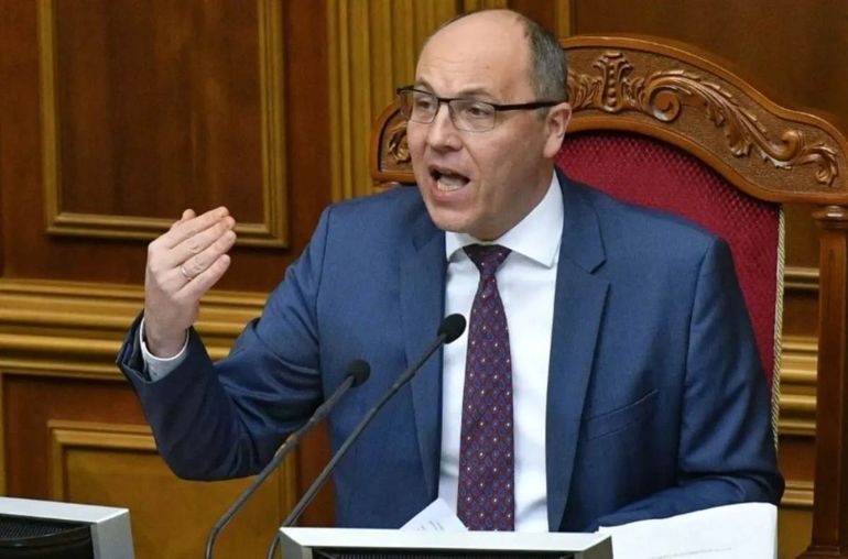 Andriy Parubiy participó tanto en la Revolución Naranja de 2004 como en el llamado Maidán de 2013-2014, movimientos que buscaban acercar a Ucrania a Occidente y alejarla de la influencia del Kremlin.