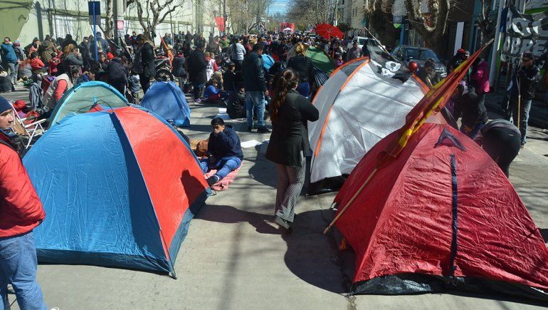 Caos en el centro: organizaciones sociales acampan afuera de Gobernación