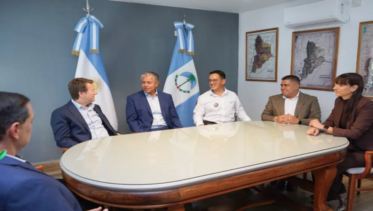 Acto de firma del convenio de donación a los Bomberos Voluntarios de San Patricio del Chañar.