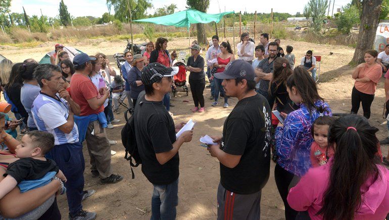 Confluencia: vecinos insistirán con el reclamo por viviendas al municipio y provincia
