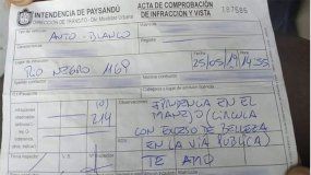 Multó a una mujer por circular por la calle con exceso de belleza