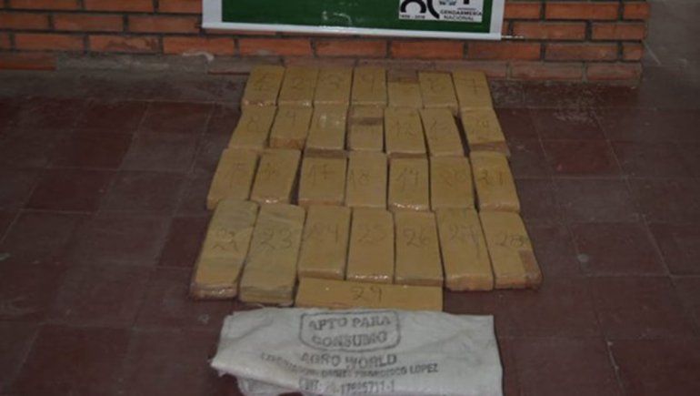 Tiran 30 kilos de marihuana para huir de la policía