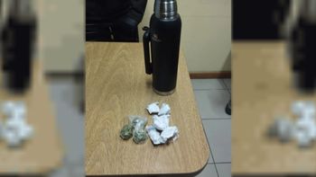 El termo y los envoltorios de marihuana que contenía en su interior: el pasajero del micro de Esquel lo llevaba adentro de su mochila. El termo y los envoltorios de marihuana que contenía en su interior: el pasajero del micro de Esquel lo llevaba adentro de su mochila.