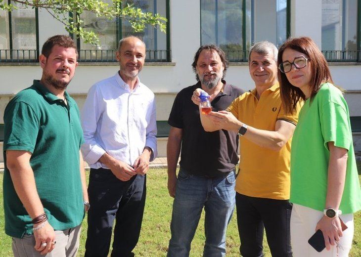 Los arqueólogos que lograron el descubrimiento mostrando el vino (Juan Manuel Román/Universidad de Córdoba). Los arqueólogos que lograron el descubrimiento mostrando el vino (Juan Manuel Román/Universidad de Córdoba).