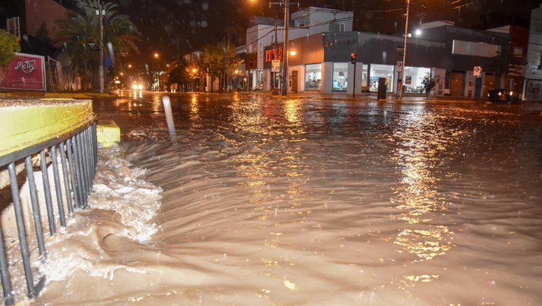 Diluvio en Neuquén y la región: calles anegadas y cortes de luz