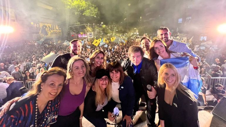 Dos dirigentes de La Libertad Avanza se agarraron a empujones porque querían salir en la foto