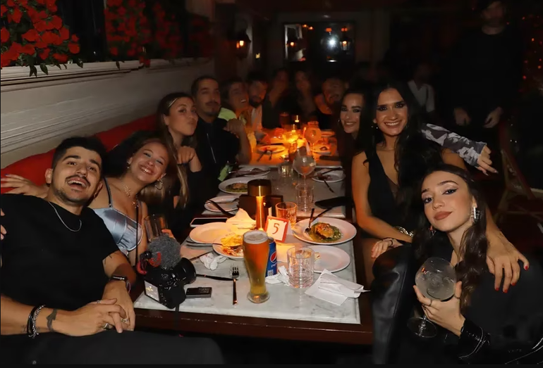 Y Momi compartió mesa con su compañeros de Luzu TV para evitar seguir alimentando los rumores de romance con Tinelli.