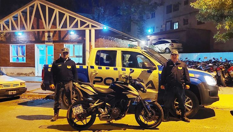 Motochorros en horas le robaron la moto a una mujer y la cartera a otra