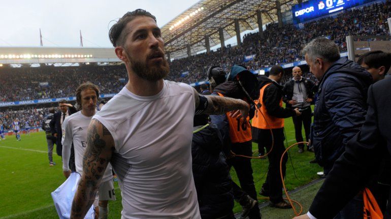 Los jugadores del Madrid se fueron a los vestuarios molestos por no poder conseguir el título.