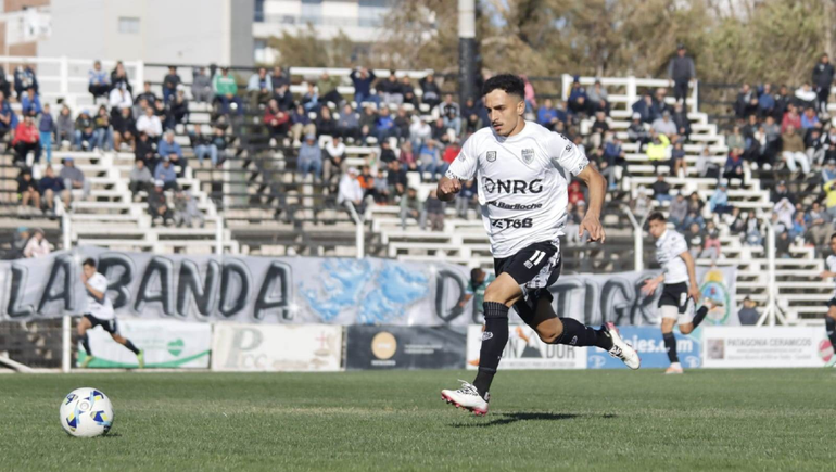 Luis Dezi tuvo la primera chance clara para Cipolletti. Fotos: Anahí Cárdena