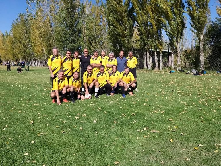 Uno de los equipos de Turistólogos de 2022. Arriba (de izquierda a derecha): Néstor Apestegui, Carlos Stagnaro, Sergio Goncálvez, Sebastián Conte-Grand, Richard Trincheri, Sergio Conchillo, Adolfo Mostafá, Omar Palomares y Hugo Reyes; abajo: Fernado Lissarrague, Gustavo Pedernera, Marcelo Adaro, Angel Palacios, Andrés Sagaseta y Ernesto Seguel .