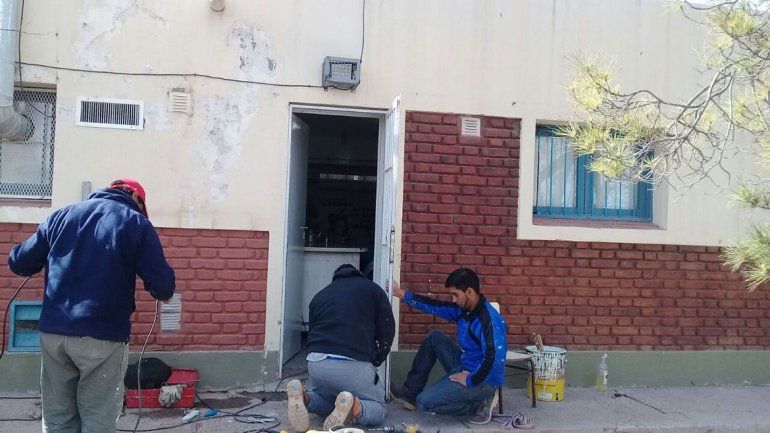 Empleados de mantenimiento haciendo ayer reparaciones en el jardín.