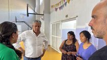 figueroa visito el centro de evacuados por el incendio: cuidar la vida de las personas