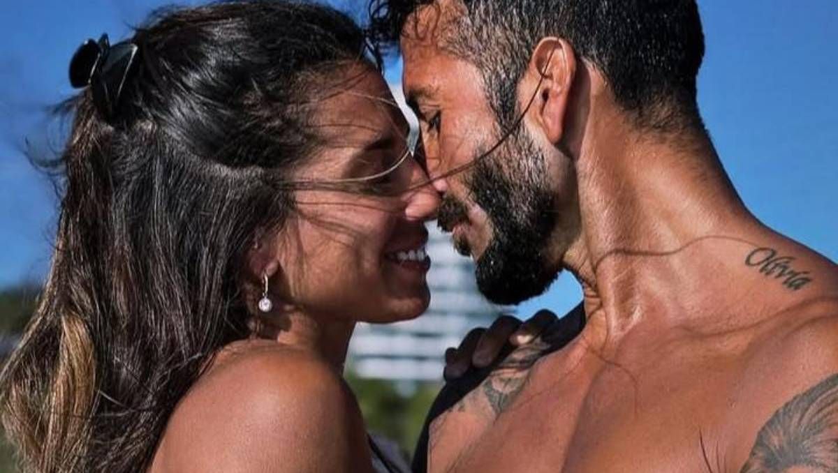En bikini y muy pegados