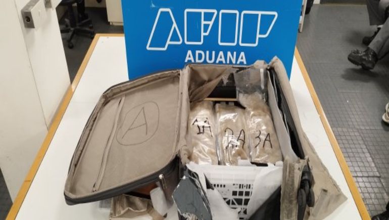 En la Aduana se realizó un operativo clave: dieron con 8 kilos de éxtasis.