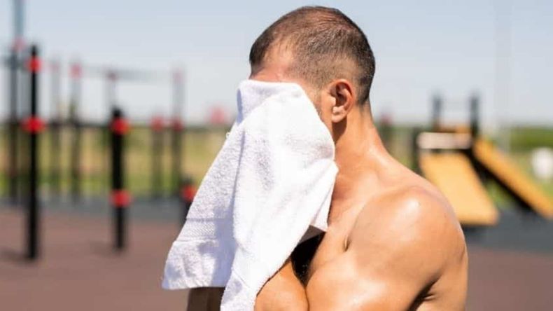 Un médico con fuerte presencia en redes sociales puso el tema en discusión y explicó por qué conviene esperar antes de bañarse. | LM Neuquen Un médico con fuerte presencia en redes sociales puso el tema en discusión y explicó por qué conviene esperar antes de bañarse.