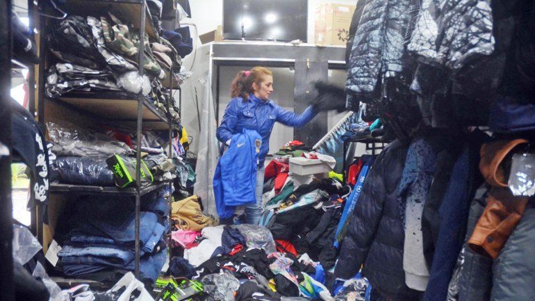 Siete locales fueron violentados y saqueados. La mercadería que no se llevaron la dejaron tirada.