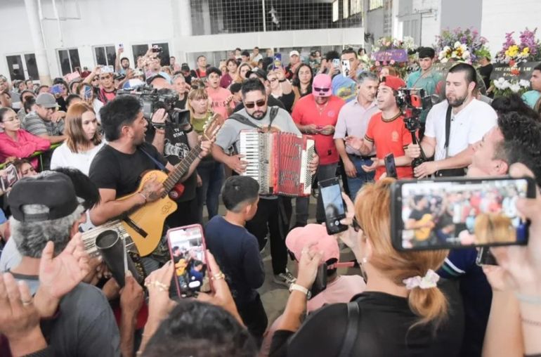 En la emotiva despedida de Huguito Flores se escucharon todos los éxitos.